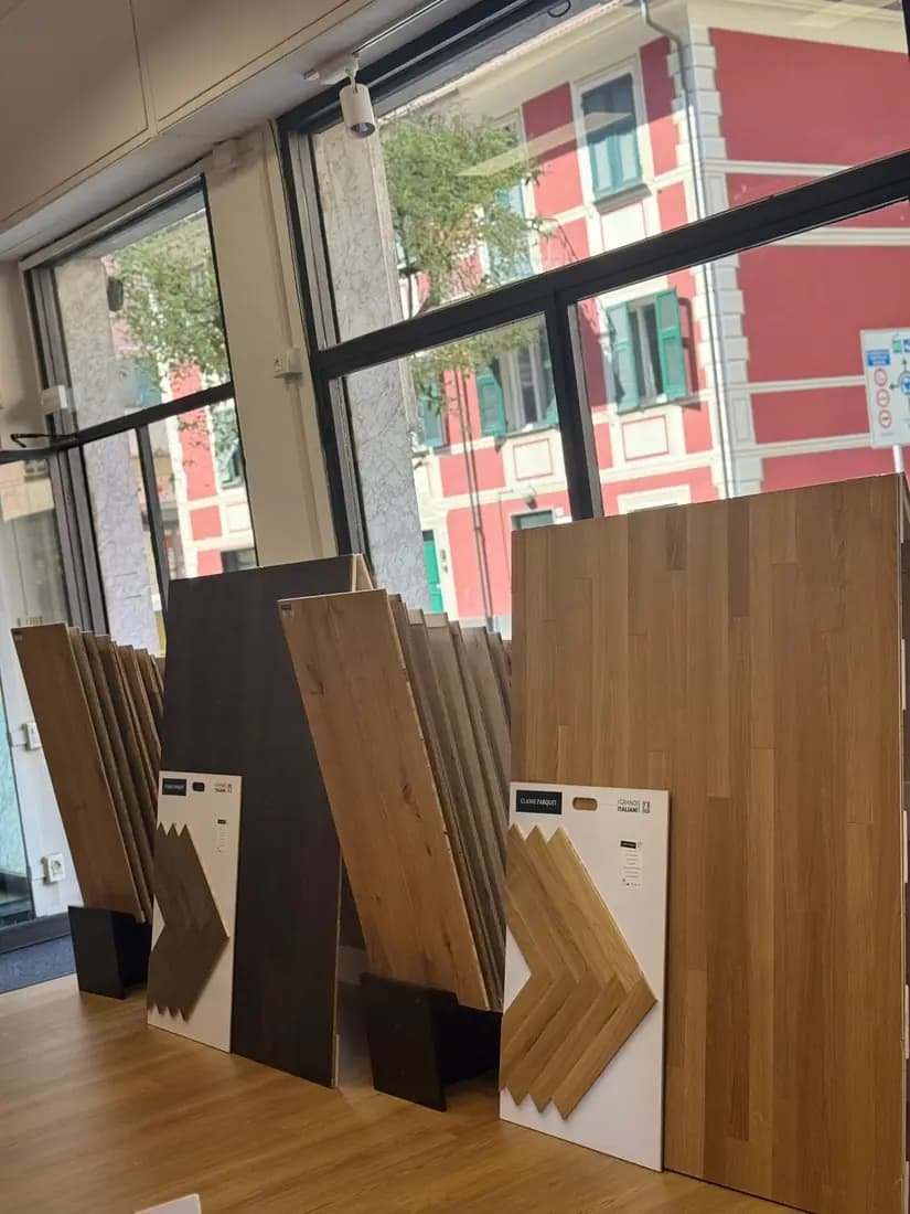 Campioni di parquet accanto alla vetrina dello showroom a Rapallo