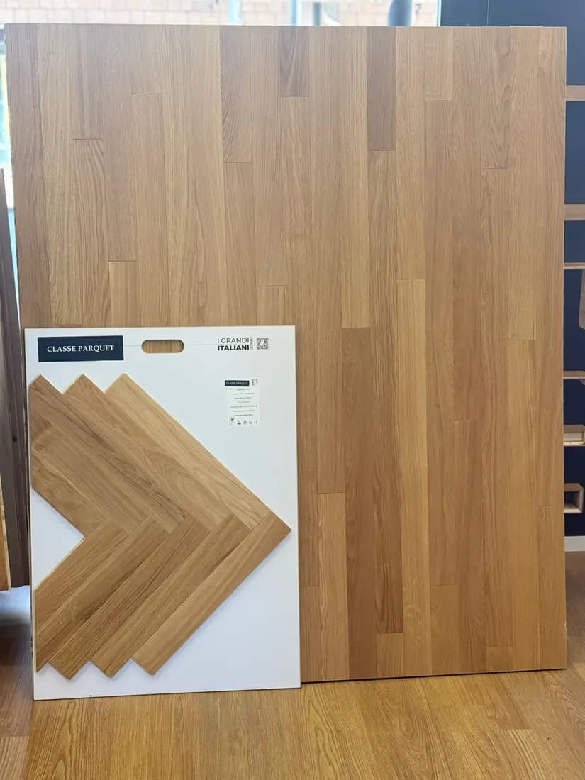 Campione di rovere a listoni e pannello a spina di pesce Classe Parquet