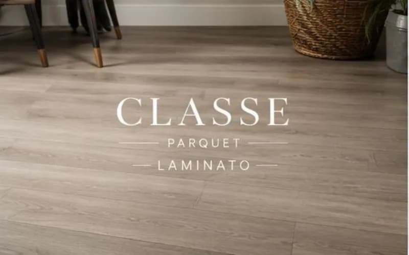 Pavimento laminato in tonalità grigio chiaro
