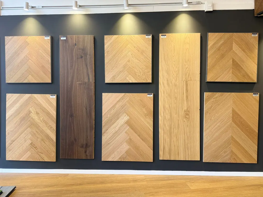 Parete espositiva dello showroom con pannelli di parquet e spina di pesce