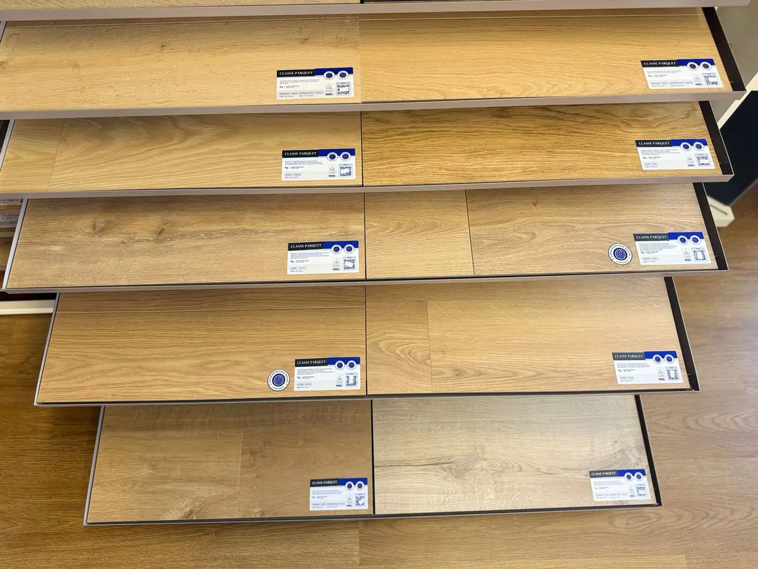 Espositore di pavimenti laminati nello showroom