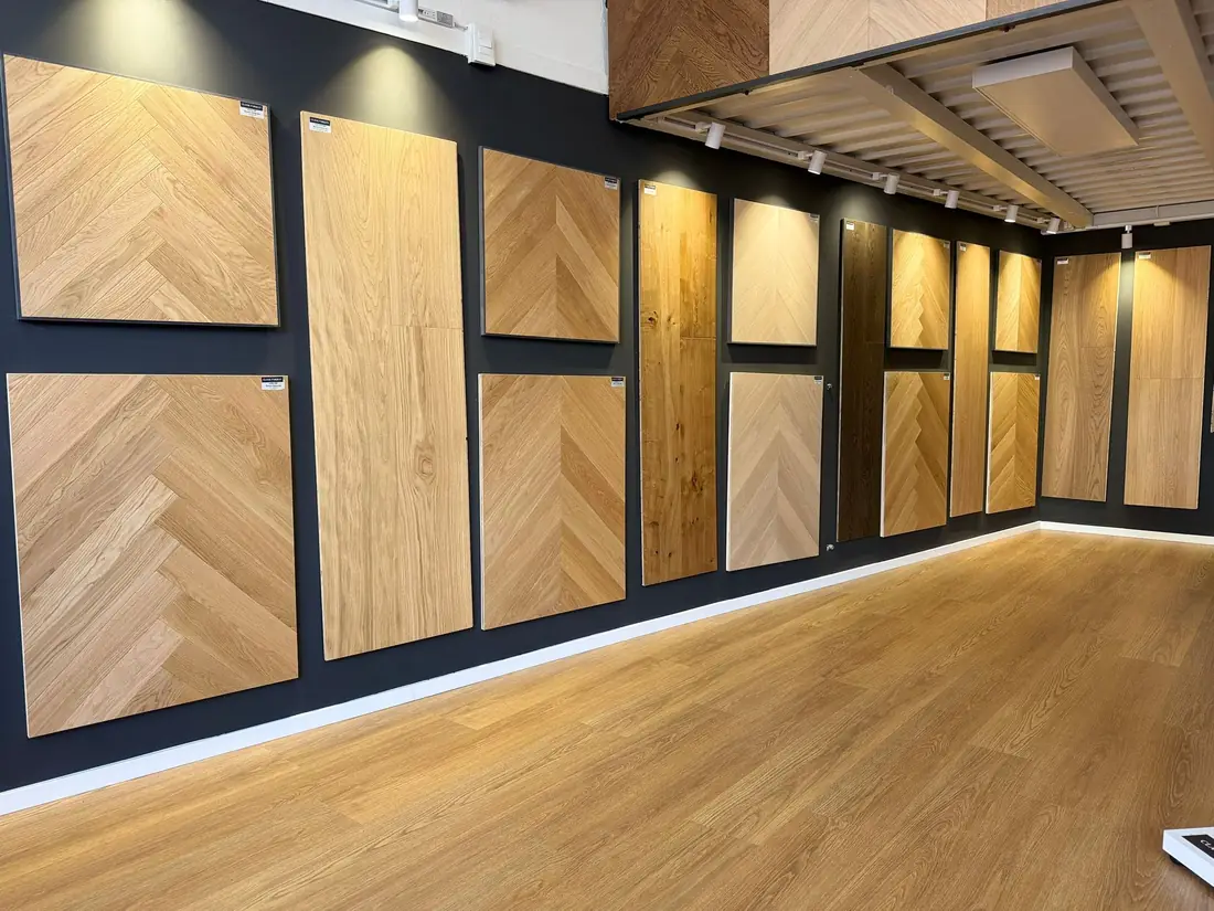 Sala dello showroom con campioni di spina di pesce e pavimento in rovere