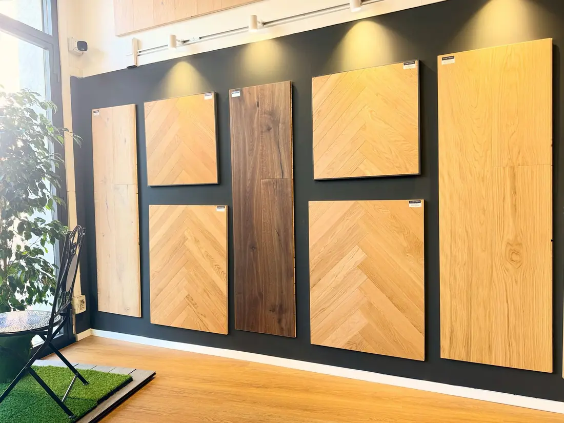 Pannelli di parquet e spina di pesce esposti nello showroom di Rapallo
