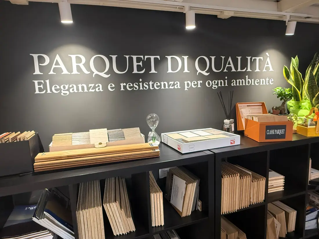 Showroom Classe Parquet: pannelli a parete e grandi campioni di listoni