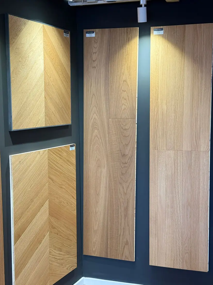 Angolo dello showroom con campioni di spina di pesce e listoni di rovere