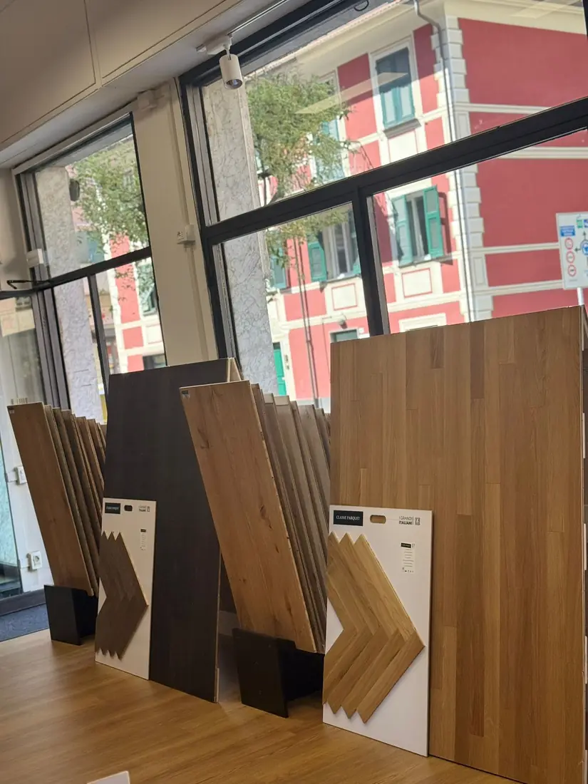 Campioni di parquet accanto alla vetrina dello showroom a Rapallo