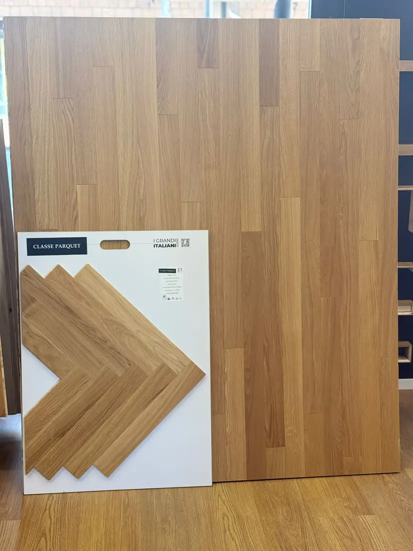 Campione di rovere a listoni e pannello a spina di pesce Classe Parquet